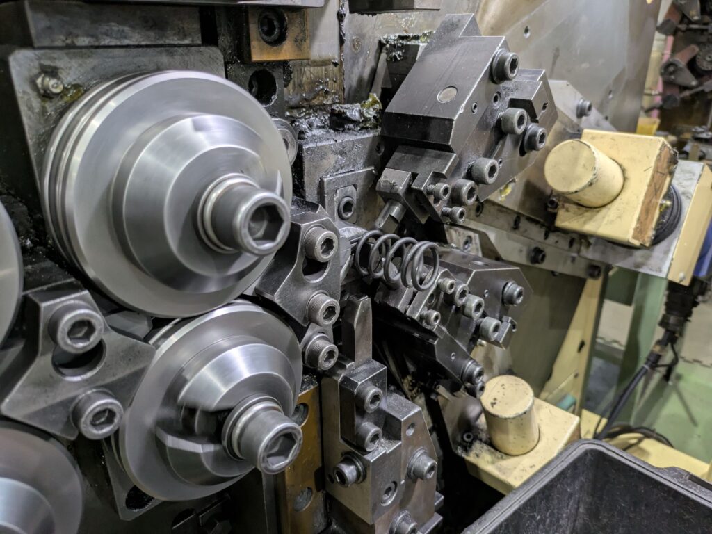 バルブスプリングの製造風景